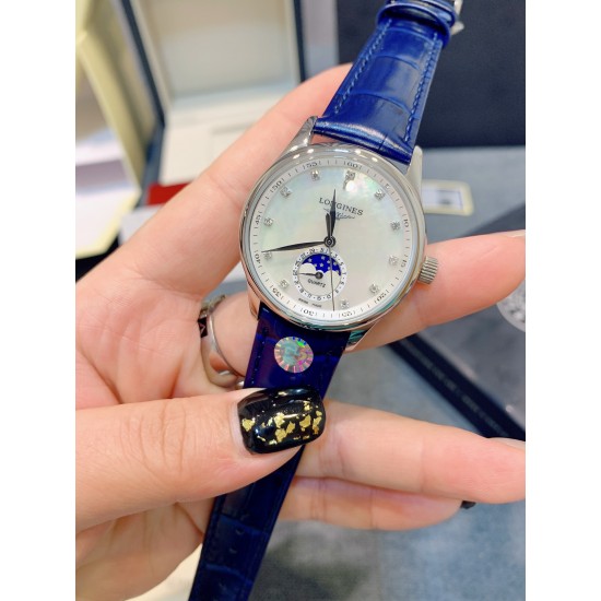 【赵丽颖同款】Longines浪琴 名匠系列女士腕表。全新浪琴名匠月相腕表系列。 诠释女性高贵典雅。精钢表壳直径:34毫米尺寸。官方一致6字位月相1-31日期显示功能。进口石英机芯。三码合一。采用进口头层牛皮、原装蝴蝶扣。珍珠母贝表盘在女表中是运用较多的元素,浪琴为其搭配了12颗钻石时标,将女性魅力发挥到极致。盘面6点钟位置的小表盘显示月相和日期,兼顾实用性和浪漫感,精巧别致。字表盘扫描打版,颜色、“麦粒”格纹深浅、内影字体大小粗细与正品完全一致。 【赵丽颖同款】Longines浪琴 名匠系列女士腕表。全新浪琴名匠月相腕表系列。 诠释女性高贵典雅。精钢表壳直径:34毫米尺寸。官方一致6字位月相1-31日期显示功能。进口石英机芯。三码合一。采用进口头层牛皮、原装蝴蝶扣。珍珠母贝表盘在女表中是运用较多的元素,浪琴为其搭配了12颗钻石时标,将女性魅力发挥到极致。盘面6点钟位置的小表盘显示月相和日期,兼顾实用性和浪漫感,精巧别致。字表盘扫描打版,颜色、“麦粒”格纹深浅、内影字体大小粗细与正品完全一致。