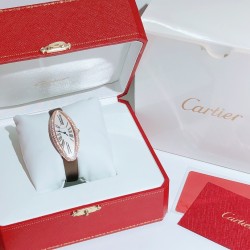 卡地亚-Cartier ❥橄榄形女士腕表❥瑞士石英机芯❥镀膜玻璃镜面❥表壳尺寸22x48mm          厚度约7mm❥有皮带和娟带可选！❥独特的橄榄形表壳镶嵌皓石， 含蓄优雅，代表了卡地亚风格之精髓：简约设计与时尚风范完美融合。