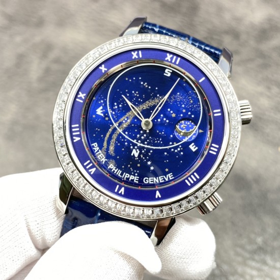百达翡丽星空日内瓦苍穹系列6104G 你可想象把星空佩戴在腕上吗?这款星空腕表独具特别星象功能,蓝色圆表盘上就能欣赏日内瓦苍穹图,还有金色月球运行轨迹,熬时20个月 采用日本9015改造而成的珍珠陀,和正品一样机心 表盘上的月亮会根据天空的月亮月满圆月蚀弯的情况自动变化 表壳前后玻璃采用先进技术处理让玻璃折射光提高,让表盘看起来更加通透 似乎没有玻璃的感觉 后盖和玻璃也采用和正品一样凹型 打破传统手表后盖和玻璃平行,2字把头调时间,日历,月亮盘 5字位把头调星空盘转动 出货实拍 百达翡丽星空日内瓦苍穹系列6104G 你可想象把星空佩戴在腕上吗?这款星空腕表独具特别星象功能,蓝色圆表盘上就能欣赏日内瓦苍穹图,还有金色月球运行轨迹,熬时20个月 采用日本9015改造而成的珍珠陀,和正品一样机心 表盘上的月亮会根据天空的月亮月满圆月蚀弯的情况自动变化 表壳前后玻璃采用先进技术处理让玻璃折射光提高,让表盘看起来更加通透 似乎没有玻璃的感觉 后盖和玻璃也采用和正品一样凹型 打破传统手表后盖和玻璃平行,2字把头调时间,日历,月亮盘 5字位把头调星空盘转动 出货实拍