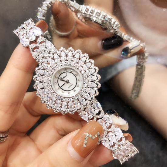 时装奢华版 肖邦-Chopard珠宝腕表:精致奢华;整表采用镶嵌技术;珍珠母贝;包镶流动水滴形透明锆钻,壳直径34mm 实拍 以创造艺术品的方式专注每一只腕表 时装奢华版 肖邦-Chopard珠宝腕表:精致奢华;整表采用镶嵌技术;珍珠母贝;包镶流动水滴形透明锆钻,壳直径34mm 实拍 以创造艺术品的方式专注每一只腕表