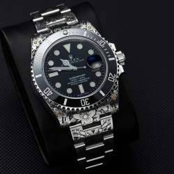 ROLEX劳力士水鬼搭配 纯手工雕花效果，仿佛枯燥的时间机器赋予了桀骜不羁的灵魂，真正的西装暴徒。一跃而起腾起的水花，将鲤鱼衬托得动感十足，寓意锦鲤化龙转运，势必风生水起。整表搭载最新版3135机芯，所有配件原厂互换。以最小的代价玩最酷的表，欢迎品鉴！！！