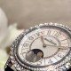 实拍 积家-Jaeger-LeCoultre DAZZLING RENDEZ- VOUS MOON约会系列月相珠宝腕表月之女神,是浪漫与柔美的象征,她掌管着大自然中的潮起潮落和季节更替,是艺术家与诗人们的灵感源泉,在温润莹亮的白色珍珠母贝映衬下,晶莹璀璨的钻石散发出夜空般的静谧之美,表圈镶嵌108颗 钻石,组成两个环绕表壳的同心圆。由36颗以爪镶工艺镶嵌的 钻石组成的外圈,为光芒闪耀的表圈营造出轻盈美妙的质感,尺寸36mm的精钢表壳搭配进口瑞士石英,采用蓝宝石水晶玻璃。 实拍 积家-Jaeger-LeCoultre DAZZLING RENDEZ- VOUS MOON约会系列月相珠宝腕表月之女神,是浪漫与柔美的象征,她掌管着大自然中的潮起潮落和季节更替,是艺术家与诗人们的灵感源泉,在温润莹亮的白色珍珠母贝映衬下,晶莹璀璨的钻石散发出夜空般的静谧之美,表圈镶嵌108颗 钻石,组成两个环绕表壳的同心圆。由36颗以爪镶工艺镶嵌的 钻石组成的外圈,为光芒闪耀的表圈营造出轻盈美妙的质感,尺寸36mm的精钢表壳搭配进口瑞士石英,采用蓝宝石水晶玻璃。