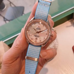 欧米茄 OMEGA 海马系列 AQUA TERRA 至臻天文台女士腕表环镶璀璨美钻，诠释情致迷人风范。表盘以白色珍珠母贝制成，平添柔和细腻质感，搭配镶钻小时刻度。全新尼龙表带与牛皮表带，不同组合，焕新风采。腕表与表带和谐相称，让您尝试不同的搭配方式，收获无限惊喜发掘专属于您的个性腕表造型！