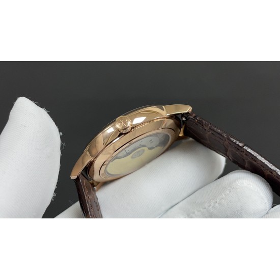 新品推荐 江诗丹顿最新巨作 《vacheron Constantin》超薄系列高级腕表⌚️,火爆上市搭载原装进口9015,每小时振频28800次,零返修。装配特色锅盖玻璃,3D超强立体感,给你不一样的感觉!316L精钢表壳,采用意大利进口小牛皮,原装针扣。深度防水50米,直径40mm。尽显非凡气质,高贵雅致及精美细腻的工艺,耀眼✨✨光辉,永恒尊贵,绝对是男神们的标配! 新品推荐 江诗丹顿最新巨作 《vacheron Constantin》超薄系列高级腕表⌚️,火爆上市搭载原装进口9015,每小时振频28800次,零返修。装配特色锅盖玻璃,3D超强立体感,给你不一样的感觉!316L精钢表壳,采用意大利进口小牛皮,原装针扣。深度防水50米,直径40mm。尽显非凡气质,高贵雅致及精美细腻的工艺,耀眼✨✨光辉,永恒尊贵,绝对是男神们的标配!
