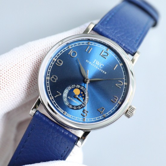 IWC 万国 柏涛菲诺系列,指针式日历功能,最受欢迎的简洁,优雅,大气的正装风范手表!6字位表盘为最新日历盘!【表壳】39毫米的表壳与正品一致!瑞士级精工打磨抛光!使得外观圆润饱满,细节到位!非常漂亮!【表盘】双卜蓝宝石表镜防眩光镀膜,表盘采用最经典的柳叶针,顶级工艺表盘!精心制作,完美还原!【机芯】独家采用进口2824机芯(精密技术做到同级别最薄)!走时精准耐用!【表带】意大利真皮纹表带! IWC 万国 柏涛菲诺系列,指针式日历功能,最受欢迎的简洁,优雅,大气的正装风范手表!6字位表盘为最新日历盘!【表壳】39毫米的表壳与正品一致!瑞士级精工打磨抛光!使得外观圆润饱满,细节到位!非常漂亮!【表盘】双卜蓝宝石表镜防眩光镀膜,表盘采用最经典的柳叶针,顶级工艺表盘!精心制作,完美还原!【机芯】独家采用进口2824机芯(精密技术做到同级别最薄)!走时精准耐用!【表带】意大利真皮纹表带!
