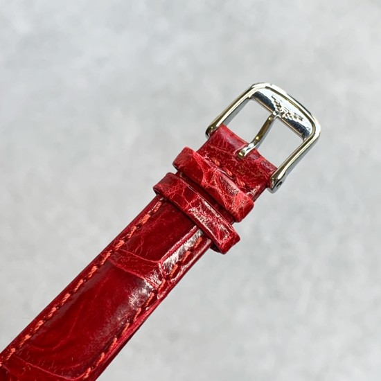 渠道货!浪琴表黛绰维纳鳄鱼皮系列!20.80 X 32.00mm 石英女士腕表!正品机芯L178石英机芯!拥有低电量提醒功能!石英机芯没电了秒针会四秒一跳!这个时候就需要换电池啦!浪琴排名皇后级别的当属黛绰维纳系列女表 以意大利语中的Dolce Vita为名 寓意甜美生活 寓意意式生活邂逅现代浪漫 通过几何线条与柔美曲线塑造出现代优雅与妩媚姿态 银色表盘的雕花、贝母表盘上镶嵌13颗钻石,以及蓝钢指针等精致细节都烘托出佩戴者纯正的优雅与贵气 ,不使用,不影响二次销售,支持退换,终身保修。 渠道货!浪琴表黛绰维纳鳄鱼皮系列!20.80 X 32.00mm 石英女士腕表!正品机芯L178石英机芯!拥有低电量提醒功能!石英机芯没电了秒针会四秒一跳!这个时候就需要换电池啦!浪琴排名皇后级别的当属黛绰维纳系列女表 以意大利语中的Dolce Vita为名 寓意甜美生活 寓意意式生活邂逅现代浪漫 通过几何线条与柔美曲线塑造出现代优雅与妩媚姿态 银色表盘的雕花、贝母表盘上镶嵌13颗钻石,以及蓝钢指针等精致细节都烘托出佩戴者纯正的优雅与贵气 ,不使用,不影响二次销售,支持退换,终身保修。