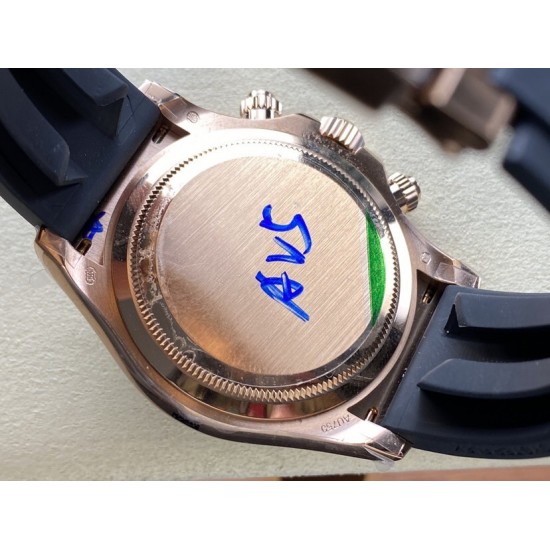 新品!ROLEX 劳力士 迪通拿4131整个系列迎来了全新的改变,具体有以下几点改变:1刻度时标变得更加纤细2计时表盘更加优雅纤细3 六点位增加皇冠标志4陶瓷圈新增金属外圈5表壳新一代表耳有更强的曲线效果6机芯升级从4130升级为41311.表盘所有颜色均与原版一致,无色差!每个时标刻度都精抛倒角打磨的基础上采用铂金电镀做到永久不退色!盘面字体清晰分明立体感十足! 新品!ROLEX 劳力士 迪通拿4131整个系列迎来了全新的改变,具体有以下几点改变:1刻度时标变得更加纤细2计时表盘更加优雅纤细3 六点位增加皇冠标志4陶瓷圈新增金属外圈5表壳新一代表耳有更强的曲线效果6机芯升级从4130升级为41311.表盘所有颜色均与原版一致,无色差!每个时标刻度都精抛倒角打磨的基础上采用铂金电镀做到永久不退色!盘面字体清晰分明立体感十足!