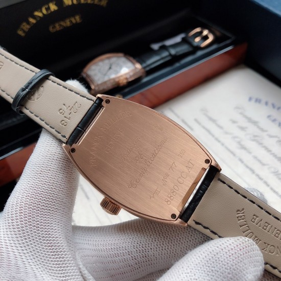 法兰克穆勒-Franck Muller 深受时尚男士及众多明星追捧的顶级腕表品牌,法兰克穆勒的标志性特征是其酒桶型表壳和夸张的弧度设计敖,采用手工镶砖手法制作,同时也拥有精湛的制表工艺,搭配全自动日本机械机芯,法兰克穆勒手表凝聚了无限心血、承载了无尽情感,是鉴赏家眼中出类拔萃敖、独一无二的完美杰作。尺寸55mmx42mmx13。FM-club™ 倾情推荐❗️ 法兰克穆勒-Franck Muller 深受时尚男士及众多明星追捧的顶级腕表品牌,法兰克穆勒的标志性特征是其酒桶型表壳和夸张的弧度设计敖,采用手工镶砖手法制作,同时也拥有精湛的制表工艺,搭配全自动日本机械机芯,法兰克穆勒手表凝聚了无限心血、承载了无尽情感,是鉴赏家眼中出类拔萃敖、独一无二的完美杰作。尺寸55mmx42mmx13。FM-club™ 倾情推荐❗️