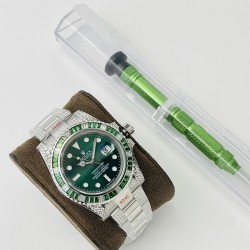 【VRS Factory2022墙裂推荐 市场最高版本】奢华大作，劳力士Rolex SUB潜航者后镶钻定制版！是奢华闪耀与永不退色的融合，更是经典潮流的不二之选！1⃣️【表壳】直径40MM。每一颗钻石/彩宝均来自奥地利（施华洛世奇原产地）经过严格的筛选，确保颜色，大小，火彩统一，专业珠宝镶嵌师精心镶嵌。2⃣️【表带】跟官网同步，904L蚝式钢完美还原坚固耐用的优良血统，效果可媲美原装。3⃣️【机芯】采用复刻界的机芯之王——搭配3135自动上旋机芯。VRS Factory匠心力作 敬请各路表友品鉴！