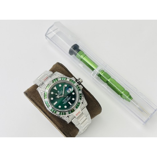 【VRS Factory2022墙裂推荐 市场最高版本】奢华大作,劳力士Rolex SUB潜航者后镶钻定制版!是奢华闪耀与永不退色的融合,更是经典潮流的不二之选!1⃣️【表壳】直径40MM。每一颗钻石/彩宝均来自奥地利(施华洛世奇原产地)经过严格的筛选,确保颜色,大小,火彩统一,专业珠宝镶嵌师精心镶嵌。2⃣️【表带】跟官网同步,904L蚝式钢完美还原坚固耐用的优良血统,效果可媲美原装。3⃣️【机芯】采用复刻界的机芯之王——搭配3135自动上旋机芯。VRS Factory匠心力作 敬请各路表友品鉴! 【VRS Factory2022墙裂推荐 市场最高版本】奢华大作,劳力士Rolex SUB潜航者后镶钻定制版!是奢华闪耀与永不退色的融合,更是经典潮流的不二之选!1⃣️【表壳】直径40MM。每一颗钻石/彩宝均来自奥地利(施华洛世奇原产地)经过严格的筛选,确保颜色,大小,火彩统一,专业珠宝镶嵌师精心镶嵌。2⃣️【表带】跟官网同步,904L蚝式钢完美还原坚固耐用的优良血统,效果可媲美原装。3⃣️【机芯】采用复刻界的机芯之王——搭配3135自动上旋机芯。VRS Factory匠心力作 敬请各路表友品鉴!