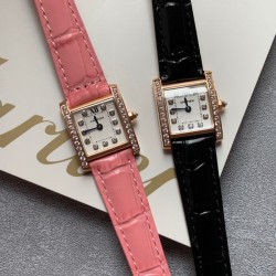 实拍 ♥️新版小牛皮来袭♥️2020最新卡地亚法国坦克Cartier Tank Franaise系列，一款百搭性价比又高的手表 搭配全新专柜欧版风格定制的原厂表带，进口瑞士石英机芯。八角形表冠，镶嵌一颗凸圆形合成尖晶石，剑形蓝钢指针，蓝宝石水晶镜面，采用与原装一致的实心内罩，尺寸：25 x 20mm。佩戴舒适柔软服帖，上手显得高贵又典雅，很气质很女人独家货源。