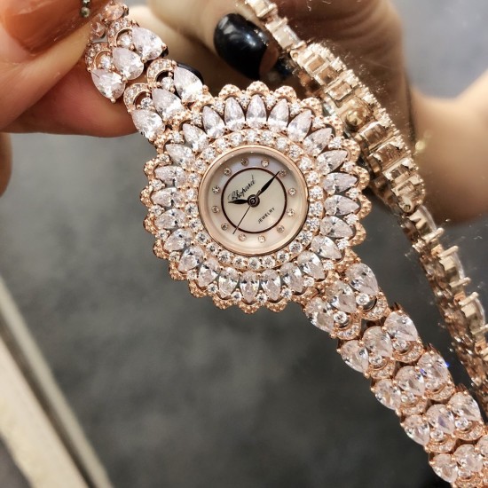 时装奢华版 肖邦-Chopard珠宝腕表:精致奢华;整表采用镶嵌技术;珍珠母贝;包镶流动水滴形透明锆钻,壳直径34mm 实拍 以创造艺术品的方式专注每一只腕表 时装奢华版 肖邦-Chopard珠宝腕表:精致奢华;整表采用镶嵌技术;珍珠母贝;包镶流动水滴形透明锆钻,壳直径34mm 实拍 以创造艺术品的方式专注每一只腕表