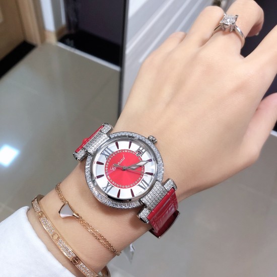 实拍 萧邦 CHOPARD IMPERIALE 系列腕表。独特风格带您走进一个新阶段并且成功塑造了崇尚自我表达和与众不同的生活化概念,316精钢材质,此表款全手工镶嵌施华洛世奇水晶钻,成为了美式奢侈生活风格的代表!进口石英机芯以及精细做工,佩戴贴手舒适,设计风格简约明朗。充满奢华璀璨的气息,光彩夺人、让你瞬间提升华丽的气质 ! 实拍 萧邦 CHOPARD IMPERIALE 系列腕表。独特风格带您走进一个新阶段并且成功塑造了崇尚自我表达和与众不同的生活化概念,316精钢材质,此表款全手工镶嵌施华洛世奇水晶钻,成为了美式奢侈生活风格的代表!进口石英机芯以及精细做工,佩戴贴手舒适,设计风格简约明朗。充满奢华璀璨的气息,光彩夺人、让你瞬间提升华丽的气质 !