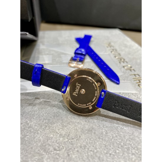 全网女生听我的!买它…❤️。 伯爵“时来运转”顶级奢侈品入门款精致的 29mm尺寸大小!第一眼看到它的时候我一眼就中,首先是外观设计足够百搭,➕上外层一圈可来回转动 很有寓意、一起“转动,遇见非凡”。上手很秀气,彩色鳄鱼皮可轻松拆卸 看上去就高端,机芯采用瑞士进口石英机芯,螺旋式表圈316L精钢打磨抛光 表面光亮如镜、表盘内圈钻石刻度 11颗⭕️圆形美钻(约0.07克拉)外圈一颗圆形美钻(约0.05克拉) 全网女生听我的!买它…❤️。 伯爵“时来运转”顶级奢侈品入门款精致的 29mm尺寸大小!第一眼看到它的时候我一眼就中,首先是外观设计足够百搭,➕上外层一圈可来回转动 很有寓意、一起“转动,遇见非凡”。上手很秀气,彩色鳄鱼皮可轻松拆卸 看上去就高端,机芯采用瑞士进口石英机芯,螺旋式表圈316L精钢打磨抛光 表面光亮如镜、表盘内圈钻石刻度 11颗⭕️圆形美钻(约0.07克拉)外圈一颗圆形美钻(约0.05克拉)