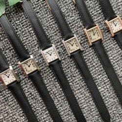 实拍 2020最新卡地亚法国坦克Cartier Tank Franaise系列，一款百搭 性价比又高的手表 搭配全新专柜欧版风格定制的原厂表带，进口瑞士石英机芯。八角形表冠，镶嵌一颗凸圆形合成尖晶石，剑形蓝钢指针，蓝宝石水晶镜面，采用与原装一致的实心内罩，尺寸：25 x 20mm。佩戴舒适柔软服帖，上手显得高贵又典雅，很气质很女人独家货源。