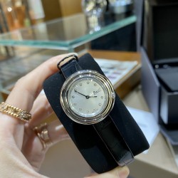 全网女生听我的！买它…❤️。     伯爵“时来运转”顶级奢侈品入门款精致的 29mm尺寸大小！第一眼看到它的时候我一眼就中，首先是外观设计足够百搭，➕上外层一圈可来回转动 很有寓意、一起“转动，遇见非凡”。上手很秀气，彩色鳄鱼皮可轻松拆卸 看上去就高端，机芯采用瑞士进口石英机芯，螺旋式表圈316L精钢打磨抛光 表面光亮如镜、表盘内圈钻石刻度 11颗⭕️圆形美钻（约0.07克拉）外圈一颗圆形美钻（约0.05克拉）