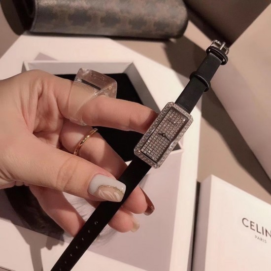 伯爵LIMELIGHT系列G0A39200 女士腕表 原装瑞士石英机芯 316L精钢表壳 蓝宝石玻璃镜面 娟丝表带 直径15mm*31mm (市场最高版本)该款腕表备受女性喜爱,在不同的场合映耀着她们各自的独特个性与迷人风 伯爵LIMELIGHT系列G0A39200 女士腕表 原装瑞士石英机芯 316L精钢表壳 蓝宝石玻璃镜面 娟丝表带 直径15mm*31mm (市场最高版本)该款腕表备受女性喜爱,在不同的场合映耀着她们各自的独特个性与迷人风