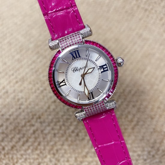 ★实拍 萧邦 CHOPARD IMPERIALE 系列腕表。独特风格带您走进一个新阶段并且成功塑造了崇尚自我表达和与众不同的生活化概念,316精钢材质,此表款全手工镶嵌施华洛世奇水晶钻,成为了美式奢侈生活风格的代表!进口石英机芯以及精细做工,佩戴贴手舒适,设计风格简约明朗。充满奢华璀璨的气息,光彩夺人、让你瞬间提升华丽的气质 ! ★实拍 萧邦 CHOPARD IMPERIALE 系列腕表。独特风格带您走进一个新阶段并且成功塑造了崇尚自我表达和与众不同的生活化概念,316精钢材质,此表款全手工镶嵌施华洛世奇水晶钻,成为了美式奢侈生活风格的代表!进口石英机芯以及精细做工,佩戴贴手舒适,设计风格简约明朗。充满奢华璀璨的气息,光彩夺人、让你瞬间提升华丽的气质 !