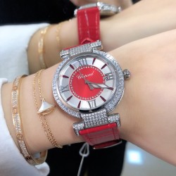 实拍 萧邦 CHOPARD IMPERIALE 系列腕表。独特风格带您走进一个新阶段并且成功塑造了崇尚自我表达和与众不同的生活化概念，316精钢材质，此表款全手工镶嵌施华洛世奇水晶钻，成为了美式奢侈生活风格的代表！进口石英机芯以及精细做工，佩戴贴手舒适，设计风格简约明朗。充满奢华璀璨的气息，光彩夺人、让你瞬间提升华丽的气质 ！