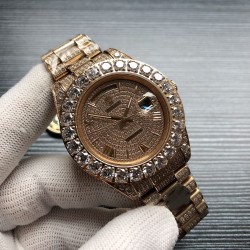 劳力士ROLEX R40 SF Factory 新款Oyster Perpetual Pearlmaster 39（蚝式恒动Pearlmaster 39）腕表，堪为宝石镶嵌腕表系列之瑰宝。 永恒黄金腕表镶嵌最珍稀的钻石，充分展现劳力士在宝石镶嵌方面的非凡技艺。品牌:Rolex劳力士系列:蚝式恒动腕表机芯:全自动机械表带:镶钻精钢表链尺寸:43.5 x 13mm材料:316精钢+蓝宝石玻璃 三杰精致推荐男士机械腕表 SJ为你精心打造超真实实物图拍摄