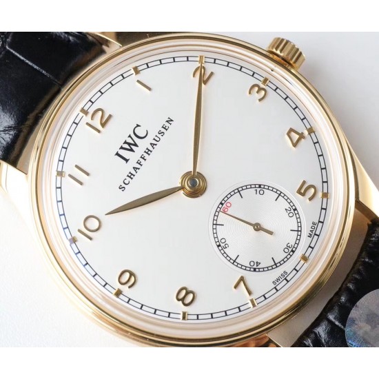 IWC 万国(葡萄牙系列)V3版 IW545408型腕表,简称“琼斯之剑”。正品开模,干练整洁,专为男士打造的腕表。锅盖蓝宝石玻璃,手动上弦的滴答声,背透镶嵌的红宝石,来回摆动的游丝走线,纯粹的机械之美,都让每个狂热的机械爱好者深深着迷!表盘尺寸:44毫米X10机芯类型:手动机㭜系列型号:98295动力储存:46小时表镜材质:兰宝石玻璃表带材质:意大利小牛皮表扣类型:针扣后盖表底:透底功能风格:6位小秒针,纯粹机械之美! IWC 万国(葡萄牙系列)V3版 IW545408型腕表,简称“琼斯之剑”。正品开模,干练整洁,专为男士打造的腕表。锅盖蓝宝石玻璃,手动上弦的滴答声,背透镶嵌的红宝石,来回摆动的游丝走线,纯粹的机械之美,都让每个狂热的机械爱好者深深着迷!表盘尺寸:44毫米X10机芯类型:手动机㭜系列型号:98295动力储存:46小时表镜材质:兰宝石玻璃表带材质:意大利小牛皮表扣类型:针扣后盖表底:透底功能风格:6位小秒针,纯粹机械之美!