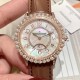 实拍 积家-Jaeger-LeCoultre DAZZLING RENDEZ- VOUS MOON约会系列月相珠宝腕表月之女神,是浪漫与柔美的象征,她掌管着大自然中的潮起潮落和季节更替,是艺术家与诗人们的灵感源泉,在温润莹亮的白色珍珠母贝映衬下,晶莹璀璨的钻石散发出夜空般的静谧之美,表圈镶嵌108颗钻石,组成两个环绕表壳的同心圆。由36颗以爪镶工艺镶嵌的钻石组成的外圈,为光芒闪耀的表圈营造出轻盈美妙的质感,尺寸36mm的精钢表壳搭配进口瑞士石英,采用蓝宝石水晶玻璃。 实拍 积家-Jaeger-LeCoultre DAZZLING RENDEZ- VOUS MOON约会系列月相珠宝腕表月之女神,是浪漫与柔美的象征,她掌管着大自然中的潮起潮落和季节更替,是艺术家与诗人们的灵感源泉,在温润莹亮的白色珍珠母贝映衬下,晶莹璀璨的钻石散发出夜空般的静谧之美,表圈镶嵌108颗钻石,组成两个环绕表壳的同心圆。由36颗以爪镶工艺镶嵌的钻石组成的外圈,为光芒闪耀的表圈营造出轻盈美妙的质感,尺寸36mm的精钢表壳搭配进口瑞士石英,采用蓝宝石水晶玻璃。