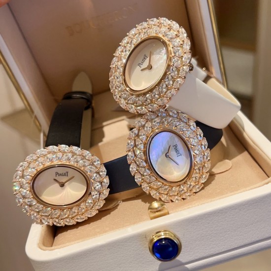 伯爵-PIAGET 全新高级珠宝系列,18K白金.玫瑰金,镶饰两圈马眼型切割美钻一圈22颗(约3.84克拉)-共44颗高级珠宝制作的一大挑战;钻石散发的耀眼光芒,皮带采用轻柔的缎面材质,与钻石造型形成优雅对比。原装尺寸31 X37 mm 伯爵-PIAGET 全新高级珠宝系列,18K白金.玫瑰金,镶饰两圈马眼型切割美钻一圈22颗(约3.84克拉)-共44颗高级珠宝制作的一大挑战;钻石散发的耀眼光芒,皮带采用轻柔的缎面材质,与钻石造型形成优雅对比。原装尺寸31 X37 mm