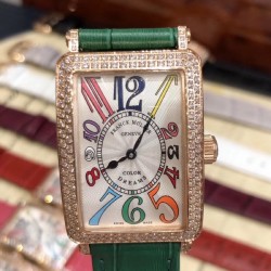 法兰克穆勒 Franck Muller 长岛系列腕表、深受时尚白领及众多明星追捧的顶级品牌，以经典的长方形线条设计呈现、精湛的制表工艺，默默绽放着美丽的光泽。表圈华丽钻石镶嵌，如同精美的王冠，让整款腕表浸润在梦幻清澈的光芒之中。表盘上独特的数字刻度打破常规，流淌着别致的韵律，令人印象深刻。尺寸26mm*45mm*8mm。