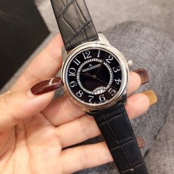 积家-Jaeger-LeCoultr 女士腕表   316L精钢表壳   进口石英机芯   走时精准稳定   真牛皮表带  直径34厚7mm该款腕表备受女性喜爱，在不同的场合 映耀着她们各自的独特个性与迷人风华