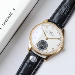 IWC 万国（葡萄牙系列）V3版 IW545408型腕表，简称“琼斯之剑”。正品开模，干练整洁，专为男士打造的腕表。锅盖蓝宝石玻璃，手动上弦的滴答声，背透镶嵌的红宝石，来回摆动的游丝走线，纯粹的机械之美，都让每个狂热的机械爱好者深深着迷！表盘尺寸：44毫米X10机芯类型：手动机㭜系列型号：98295动力储存：46小时表镜材质：兰宝石玻璃表带材质：意大利小牛皮表扣类型：针扣后盖表底：透底功能风格：6位小秒针，纯粹机械之美！