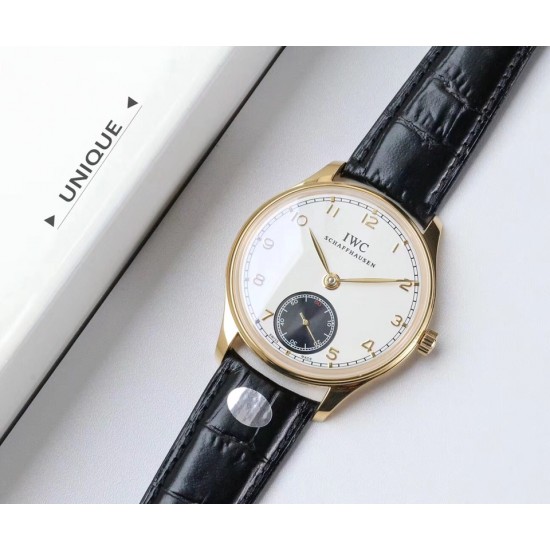 IWC 万国(葡萄牙系列)V3版 IW545408型腕表,简称“琼斯之剑”。正品开模,干练整洁,专为男士打造的腕表。锅盖蓝宝石玻璃,手动上弦的滴答声,背透镶嵌的红宝石,来回摆动的游丝走线,纯粹的机械之美,都让每个狂热的机械爱好者深深着迷!表盘尺寸:44毫米X10机芯类型:手动机㭜系列型号:98295动力储存:46小时表镜材质:兰宝石玻璃表带材质:意大利小牛皮表扣类型:针扣后盖表底:透底功能风格:6位小秒针,纯粹机械之美! IWC 万国(葡萄牙系列)V3版 IW545408型腕表,简称“琼斯之剑”。正品开模,干练整洁,专为男士打造的腕表。锅盖蓝宝石玻璃,手动上弦的滴答声,背透镶嵌的红宝石,来回摆动的游丝走线,纯粹的机械之美,都让每个狂热的机械爱好者深深着迷!表盘尺寸:44毫米X10机芯类型:手动机㭜系列型号:98295动力储存:46小时表镜材质:兰宝石玻璃表带材质:意大利小牛皮表扣类型:针扣后盖表底:透底功能风格:6位小秒针,纯粹机械之美!
