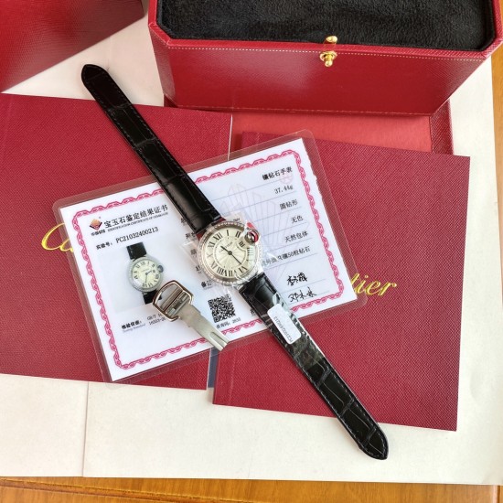 新款33钻表!又一重磅来袭!卡地亚真钻蓝气球欧洲渠道,每到年底国外很多代工都会流点这种很贵的表出来,同属石英机芯,33mm表盘,表壳镶嵌50颗vs1.5真钻!每只都有国家机构出具的证书,确保每一块都是真材实料真钻石,参数具体详尽,远非市场那些假证书可比,每一张证书的检测编号都是唯一编号,一一对应,绝无重复,机构官方网站可查阅!这个价格买钻石都值,更不要说买这个牌子的表,送礼是绝对赞到爆!要的速度了! 新款33钻表!又一重磅来袭!卡地亚真钻蓝气球欧洲渠道,每到年底国外很多代工都会流点这种很贵的表出来,同属石英机芯,33mm表盘,表壳镶嵌50颗vs1.5真钻!每只都有国家机构出具的证书,确保每一块都是真材实料真钻石,参数具体详尽,远非市场那些假证书可比,每一张证书的检测编号都是唯一编号,一一对应,绝无重复,机构官方网站可查阅!这个价格买钻石都值,更不要说买这个牌子的表,送礼是绝对赞到爆!要的速度了!