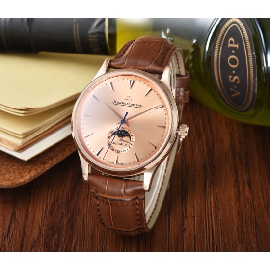Jaeger-leCoultre Master Ultra Thin Moon积家超薄月相大师系列42mm腕表,简洁的线条设计,赏心悦目的表盘。 显示令表盘尽显活力,6位24小时指针宛如一幕和谐美妙的腕上芭蕾。透过玻璃底盖,机芯运行一目了然。这款厚度仅5.8毫米的超薄机芯向世人证实,超凡的技艺和极尽复杂的功能可以在狭小的空间内完美展现。顶级出品 精品不断 Jaeger-leCoultre Master Ultra Thin Moon积家超薄月相大师系列42mm腕表,简洁的线条设计,赏心悦目的表盘。 显示令表盘尽显活力,6位24小时指针宛如一幕和谐美妙的腕上芭蕾。透过玻璃底盖,机芯运行一目了然。这款厚度仅5.8毫米的超薄机芯向世人证实,超凡的技艺和极尽复杂的功能可以在狭小的空间内完美展现。顶级出品 精品不断
