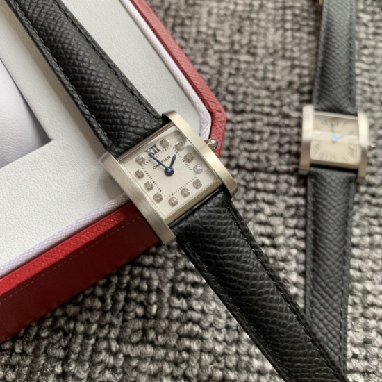 实拍 2020最新卡地亚法国坦克Cartier Tank Franaise系列,一款百搭 性价比又高的手表 搭配全新专柜欧版风格定制的原厂表带,进口瑞士石英机芯。八角形表冠,镶嵌一颗凸圆形合成尖晶石,剑形蓝钢指针,蓝宝石水晶镜面,采用与原装一致的实心内罩,尺寸:25 x 20mm。佩戴舒适柔软服帖,上手显得高贵又典雅,很气质很女人独家货源。 实拍 2020最新卡地亚法国坦克Cartier Tank Franaise系列,一款百搭 性价比又高的手表 搭配全新专柜欧版风格定制的原厂表带,进口瑞士石英机芯。八角形表冠,镶嵌一颗凸圆形合成尖晶石,剑形蓝钢指针,蓝宝石水晶镜面,采用与原装一致的实心内罩,尺寸:25 x 20mm。佩戴舒适柔软服帖,上手显得高贵又典雅,很气质很女人独家货源。