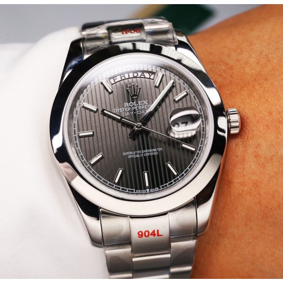 ROLEX 劳力士 蚝式恒动日志型41mm系列腕表,直径41mm,经典的蚝式表壳搭配三角坑纹外圈,把头采用旋入式设计,抗刮损蓝水晶玻璃,防反光凸透式放大(2.5倍)日历窗,隐蔽式摺叠皇冠带扣,矜持有度秀而不媚 恒久优雅! ROLEX 劳力士 蚝式恒动日志型41mm系列腕表,直径41mm,经典的蚝式表壳搭配三角坑纹外圈,把头采用旋入式设计,抗刮损蓝水晶玻璃,防反光凸透式放大(2.5倍)日历窗,隐蔽式摺叠皇冠带扣,矜持有度秀而不媚 恒久优雅!