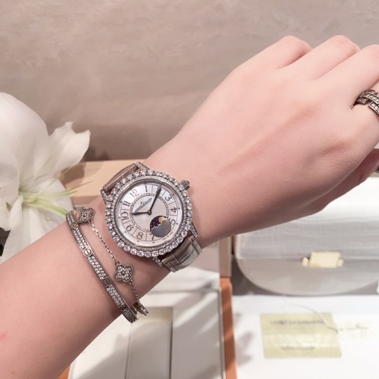 实拍 积家-Jaeger-LeCoultre DAZZLING RENDEZ- VOUS MOON约会系列月相珠宝腕表月之女神,是浪漫与柔美的象征,她掌管着大自然中的潮起潮落和季节更替,是艺术家与诗人们的灵感源泉,在温润莹亮的白色珍珠母贝映衬下,晶莹璀璨的钻石散发出夜空般的静谧之美,表圈镶嵌108颗 钻石,组成两个环绕表壳的同心圆。由36颗以爪镶工艺镶嵌的 钻石组成的外圈,为光芒闪耀的表圈营造出轻盈美妙的质感,尺寸36mm的精钢表壳搭配进口瑞士石英,采用蓝宝石水晶玻璃。 实拍 积家-Jaeger-LeCoultre DAZZLING RENDEZ- VOUS MOON约会系列月相珠宝腕表月之女神,是浪漫与柔美的象征,她掌管着大自然中的潮起潮落和季节更替,是艺术家与诗人们的灵感源泉,在温润莹亮的白色珍珠母贝映衬下,晶莹璀璨的钻石散发出夜空般的静谧之美,表圈镶嵌108颗 钻石,组成两个环绕表壳的同心圆。由36颗以爪镶工艺镶嵌的 钻石组成的外圈,为光芒闪耀的表圈营造出轻盈美妙的质感,尺寸36mm的精钢表壳搭配进口瑞士石英,采用蓝宝石水晶玻璃。