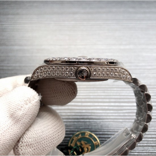 劳力士ROLEX R40 SF Factory 新款Oyster Perpetual Pearlmaster 39(蚝式恒动Pearlmaster 39)腕表,堪为宝石镶嵌腕表系列之瑰宝。 永恒黄金腕表镶嵌最珍稀的钻石,充分展现劳力士在宝石镶嵌方面的非凡技艺。品牌:Rolex劳力士系列:蚝式恒动腕表机芯:全自动机械表带:镶钻精钢表链尺寸:43.5 x 13mm材料:316精钢+蓝宝石玻璃 三杰精致推荐男士机械腕表 SJ为你精心打造超真实实物图拍摄 劳力士ROLEX R40 SF Factory 新款Oyster Perpetual Pearlmaster 39(蚝式恒动Pearlmaster 39)腕表,堪为宝石镶嵌腕表系列之瑰宝。 永恒黄金腕表镶嵌最珍稀的钻石,充分展现劳力士在宝石镶嵌方面的非凡技艺。品牌:Rolex劳力士系列:蚝式恒动腕表机芯:全自动机械表带:镶钻精钢表链尺寸:43.5 x 13mm材料:316精钢+蓝宝石玻璃 三杰精致推荐男士机械腕表 SJ为你精心打造超真实实物图拍摄