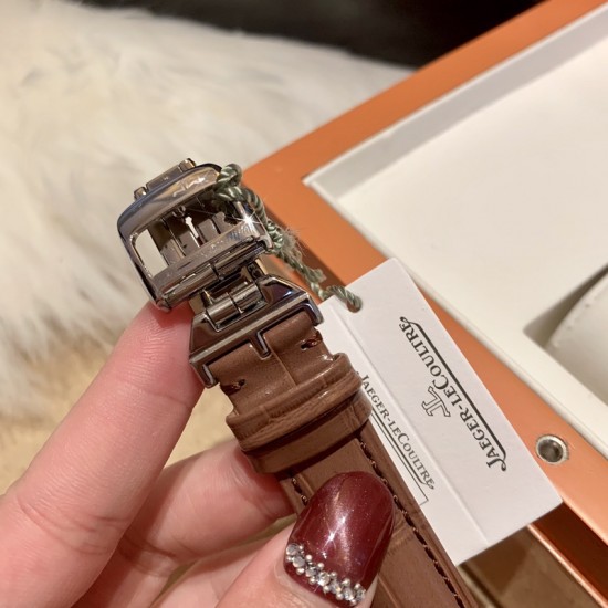 实拍 积家-Jaeger-LeCoultre DAZZLING RENDEZ- VOUS MOON约会系列月相珠宝腕表月之女神,是浪漫与柔美的象征,她掌管着大自然中的潮起潮落和季节更替,是艺术家与诗人们的灵感源泉,在温润莹亮的白色珍珠母贝映衬下,晶莹璀璨的钻石散发出夜空般的静谧之美,表圈镶嵌108颗钻石,组成两个环绕表壳的同心圆。由36颗以爪镶工艺镶嵌的钻石组成的外圈,为光芒闪耀的表圈营造出轻盈美妙的质感,尺寸36mm的精钢表壳搭配进口瑞士石英,采用蓝宝石水晶玻璃。 实拍 积家-Jaeger-LeCoultre DAZZLING RENDEZ- VOUS MOON约会系列月相珠宝腕表月之女神,是浪漫与柔美的象征,她掌管着大自然中的潮起潮落和季节更替,是艺术家与诗人们的灵感源泉,在温润莹亮的白色珍珠母贝映衬下,晶莹璀璨的钻石散发出夜空般的静谧之美,表圈镶嵌108颗钻石,组成两个环绕表壳的同心圆。由36颗以爪镶工艺镶嵌的钻石组成的外圈,为光芒闪耀的表圈营造出轻盈美妙的质感,尺寸36mm的精钢表壳搭配进口瑞士石英,采用蓝宝石水晶玻璃。