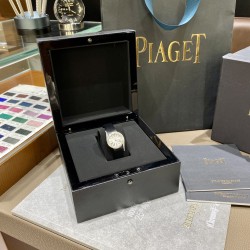 RF厂伯爵新款小号26mm。Limelight Gala系列的女性钻石手表是绝对诱惑的标志，表盘独特的6与9的造型，混合艺术，设计和珠宝，他们赞扬充满活力和大胆女性气质。在伯爵的眼里，每一位演绎人生故事的女主角，都注定拥有出众魅力！别出心裁，不断进阶超越。尺寸26mm  机芯：瑞士朗达机芯 玻璃：蓝宝石镜面 皮带：美洲鳄鱼皮