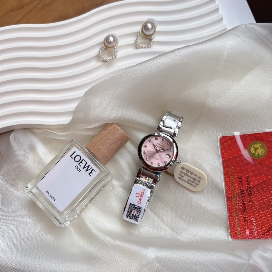 ✨欧米茄Ladymatic|全新马卡龙色系✨2025首发新款——Ladymatic这款马卡龙色系简直太好看了,太顶了!今年果然大表盘最火,表壳直径34mm,表盘汲取自然深处的松绿色,冰川蓝,马卡龙粉,葡萄紫,结合精细的拉砂工艺和钻石刻度,在柔和细腻的线条中呈现奢华的优美气质!精钢折叠扣设计,不仅佩戴方便,更确保了手表的安全性。这款全新马卡龙色系Ladymatic,不仅是时间的记录者,更是您品味与气质的展现,不容错过哦! ✨欧米茄Ladymatic|全新马卡龙色系✨2025首发新款——Ladymatic这款马卡龙色系简直太好看了,太顶了!今年果然大表盘最火,表壳直径34mm,表盘汲取自然深处的松绿色,冰川蓝,马卡龙粉,葡萄紫,结合精细的拉砂工艺和钻石刻度,在柔和细腻的线条中呈现奢华的优美气质!精钢折叠扣设计,不仅佩戴方便,更确保了手表的安全性。这款全新马卡龙色系Ladymatic,不仅是时间的记录者,更是您品味与气质的展现,不容错过哦!
