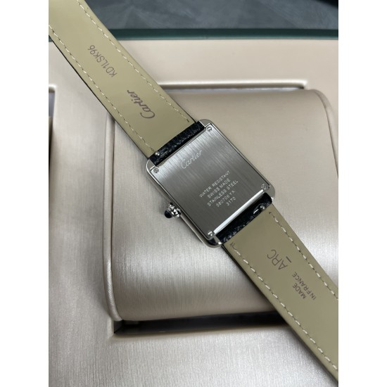 卡地亚超薄坦克Cartier Tank Solo系列,进口瑞士石英机芯,圆珠形表冠,镶嵌一颗凸圆形合成尖晶石,珠光红表盘,罗马数字时标,剑形蓝钢指针,蓝宝石水晶镜面,搭配意大利牛皮表带。直径:小号2431mm,中号2734mm。 卡地亚超薄坦克Cartier Tank Solo系列,进口瑞士石英机芯,圆珠形表冠,镶嵌一颗凸圆形合成尖晶石,珠光红表盘,罗马数字时标,剑形蓝钢指针,蓝宝石水晶镜面,搭配意大利牛皮表带。直径:小号2431mm,中号2734mm。