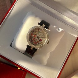 ❤️实拍 卡地亚-Cartier 满钻藤花系列腕表 双排钻侧身 搭配亮黑.红色鳄鱼皮瑞士石英机芯 蓝宝石水晶玻璃镜面 百搭经典尺寸35mm。表盘媚丽搭配并缀有彩色饰以密镶藤花的造型 奢华极致你值得拥有它。