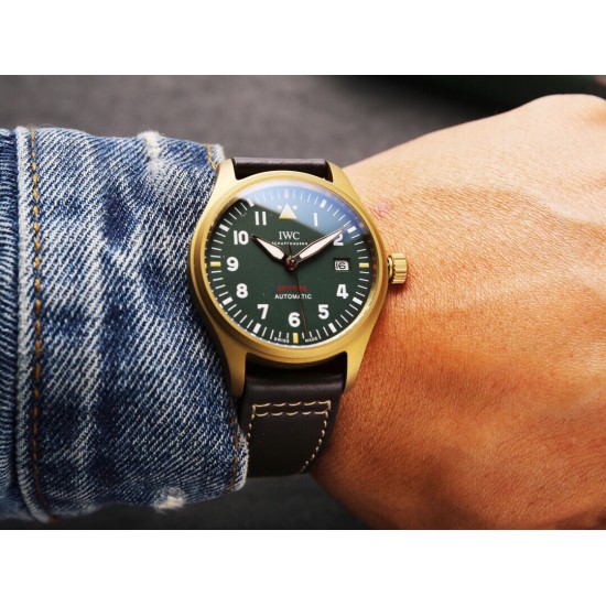 IWC 万国 喷火战机系列,日本全自动机械腕表,现震撼来袭,越带越有质感,尺寸39mm!后盖镌刻有“喷火战机”图案。栩栩如生,棕色意大利小牛皮表带! IWC 万国 喷火战机系列,日本全自动机械腕表,现震撼来袭,越带越有质感,尺寸39mm!后盖镌刻有“喷火战机”图案。栩栩如生,棕色意大利小牛皮表带!