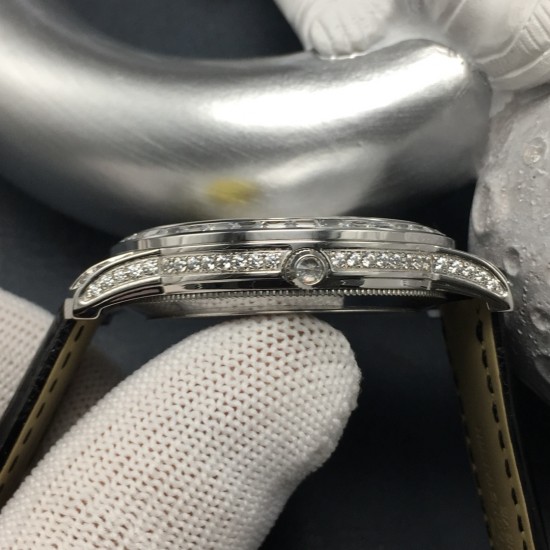 VSF Factory狠货推荐 原版复刻 ⌚️江诗丹顿传袭系列 新款奢华满天星 型号82760/000G-9952男士腕表!1.表壳用316L精钢加电白金工艺,特别闪烁靓丽,施华路世奇水晶钻手工镶钻工艺!2.搭配双卜永不刮花蓝宝石玻璃镜面!3.标配纯手工意大利鳄鱼皮表带!4.搭配日本进口9⃣️0⃣️1⃣️5⃣️机芯机械(零返修)每小时振频次数28800,动力储存4⃣️0⃣️小时!VSF诚意之作 匠心独运,完美演绎,值得你拥有! VSF Factory狠货推荐 原版复刻 ⌚️江诗丹顿传袭系列 新款奢华满天星 型号82760/000G-9952男士腕表!1.表壳用316L精钢加电白金工艺,特别闪烁靓丽,施华路世奇水晶钻手工镶钻工艺!2.搭配双卜永不刮花蓝宝石玻璃镜面!3.标配纯手工意大利鳄鱼皮表带!4.搭配日本进口9⃣️0⃣️1⃣️5⃣️机芯机械(零返修)每小时振频次数28800,动力储存4⃣️0⃣️小时!VSF诚意之作 匠心独运,完美演绎,值得你拥有!