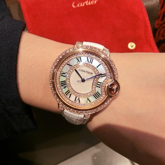 高品质, Ballon Bleu de Cartier卡地亚蓝气球腕表奢华系列,百搭尺寸36mm,简约又别具品味,搭配进口意大利鳄鱼纹小牛皮制作摒弃了现代盛行的繁复华丽的修饰,以简约重新诠释唯美,打造独家高品质,采用斯华洛水晶钻石制作出表盘 优雅精致高贵气质尽显无漏 高品质, Ballon Bleu de Cartier卡地亚蓝气球腕表奢华系列,百搭尺寸36mm,简约又别具品味,搭配进口意大利鳄鱼纹小牛皮制作摒弃了现代盛行的繁复华丽的修饰,以简约重新诠释唯美,打造独家高品质,采用斯华洛水晶钻石制作出表盘 优雅精致高贵气质尽显无漏