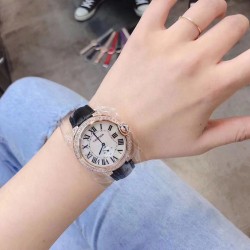卡地亚 CARTIER 蓝气球奢华系列，316L精钢材质，简约又别具品味，摒弃了现代盛行的繁复华丽的修饰，以简约重新诠释唯美，打造独家高品质，采用高级珍珠贝母制作出表盘，优雅精致高贵气质尽显无漏。尺寸36mm*12mm。