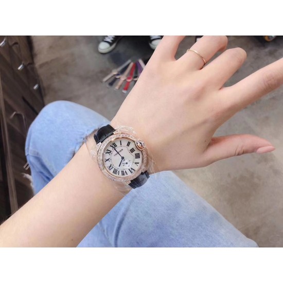 卡地亚 CARTIER 蓝气球奢华系列,316L精钢材质,简约又别具品味,摒弃了现代盛行的繁复华丽的修饰,以简约重新诠释唯美,打造独家高品质,采用高级珍珠贝母制作出表盘,优雅精致高贵气质尽显无漏。尺寸36mm*12mm。 卡地亚 CARTIER 蓝气球奢华系列,316L精钢材质,简约又别具品味,摒弃了现代盛行的繁复华丽的修饰,以简约重新诠释唯美,打造独家高品质,采用高级珍珠贝母制作出表盘,优雅精致高贵气质尽显无漏。尺寸36mm*12mm。
