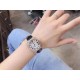 卡地亚 CARTIER 蓝气球奢华系列,316L精钢材质,简约又别具品味,摒弃了现代盛行的繁复华丽的修饰,以简约重新诠释唯美,打造独家高品质,采用高级珍珠贝母制作出表盘,优雅精致高贵气质尽显无漏。尺寸36mm*12mm。 卡地亚 CARTIER 蓝气球奢华系列,316L精钢材质,简约又别具品味,摒弃了现代盛行的繁复华丽的修饰,以简约重新诠释唯美,打造独家高品质,采用高级珍珠贝母制作出表盘,优雅精致高贵气质尽显无漏。尺寸36mm*12mm。