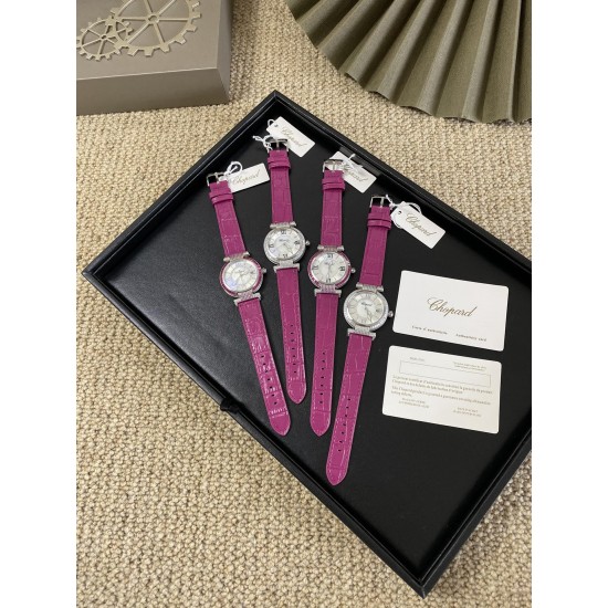 ★实拍 萧邦 CHOPARD IMPERIALE 系列腕表。独特风格带您走进一个新阶段并且成功塑造了崇尚自我表达和与众不同的生活化概念,316精钢材质,此表款全手工镶嵌施华洛世奇水晶钻,成为了美式奢侈生活风格的代表!进口石英机芯以及精细做工,佩戴贴手舒适,设计风格简约明朗。充满奢华璀璨的气息,光彩夺人、让你瞬间提升华丽的气质 ! ★实拍 萧邦 CHOPARD IMPERIALE 系列腕表。独特风格带您走进一个新阶段并且成功塑造了崇尚自我表达和与众不同的生活化概念,316精钢材质,此表款全手工镶嵌施华洛世奇水晶钻,成为了美式奢侈生活风格的代表!进口石英机芯以及精细做工,佩戴贴手舒适,设计风格简约明朗。充满奢华璀璨的气息,光彩夺人、让你瞬间提升华丽的气质 !