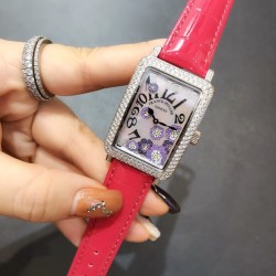 法兰克穆勒Franck muller- Long Island长岛系列时尚腕表，众多网红同款，316L精钢材质，搭配亮皮表带 纯手工施华洛世奇镶嵌工艺制作，满天星能折射更多的光线，突显野性和奢华的特征极其搭配，给各种风格的搭配带来新的光彩，精致典雅，奢华绽放。尺寸40mm*33mm*12mm